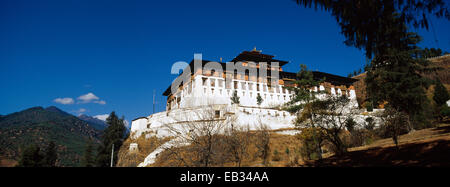 Ein altes buddhistischen Kloster thront auf einem Hügel mit Blick auf eine Himalaya-Tal. Stockfoto