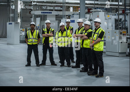 London, UK. 25. November 2014. Mitarbeiter von Ford Motor Co Ltd in Dagenham am Fließband als der Bürgermeister von London, Boris Johnson besucht das Hightech-Motorenwerk Credit: Piero Cruciatti/Alamy Live News Stockfoto