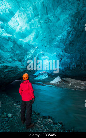 Junge Frau im Eis Höhle unter dem Vatnajökull, Island Stockfoto