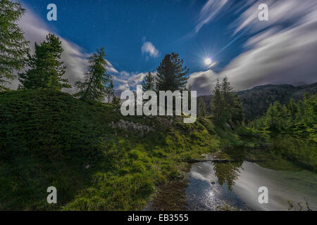 See Limedes bei Nacht mit Mond, Falzarego pass, Dolomiten, Veneto, Italien Stockfoto
