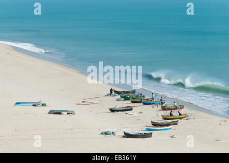 Bunte Fischerboote am Strand, Mukundarayar Chathiram, Luftfahrttechnik, Pamban Insel, Tamil Nadu, Indien Stockfoto