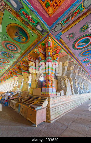 Bunt bemalte Säulen und Decke, Ramanathaswami Tempel, Rameswaram, Pamban Insel, Tamil Nadu, Indien Stockfoto