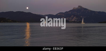 Full Moon rising über See Mondsee, Schafberg Mountain auf der Rückseite, Mondsee, Oberösterreich, Österreich Stockfoto