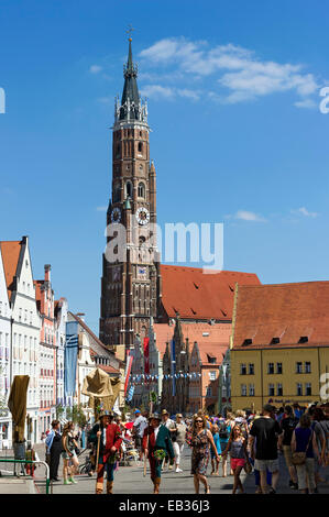 Martins Turm, gotische Stiftskirche Basilika St. Martin, 14. Jahrhundert, während des Festivals "Landshuter Hochzeit 1475" Stockfoto