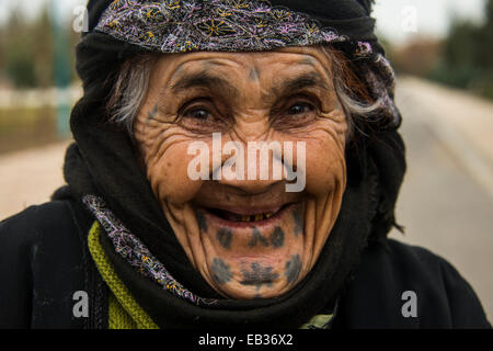 Syrische orthodoxe kurdische Frau mit Tätowierungen auf ihrem Gesicht, Erbil, Arbil Provinz, irakische Kurdistan, Irak Stockfoto