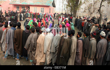 Srinagar, Kaschmir. 25. November 2014. Kaschmiris stand in der Warteschlange ihre Stimmen vor einem Wahllokal in der ersten Phase der Abstimmung der Jammu und Kaschmir Zustand Versammlung Wahlen am Rakh Shilvat, Stadtrand von Srinagar, indische Kaschmir gesteuert. Tausende standen Schlange, um ihre Stimmen inmitten einem Boykott-Aufruf von muslimischen separatistischen Gruppen, die über die umstrittenen Himalaya-Region Indiens Souveränität ablehnen. Bildnachweis: Sofi Suhail/Alamy Live-Nachrichten Stockfoto