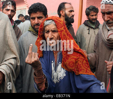 Srinagar, Kaschmir. 25. November 2014. Ein Kaschmir, die alten Frauen Doora Alter von 101 Jahren den Finger zeigt, nachdem um ihre Stimmen vor einem Wahllokal in der ersten Phase der Abstimmung der Jammu und Kaschmir Zustand Versammlung Wahlen am Rakh Shilvat, Stadtrand von Srinagar, indische Kaschmir gesteuert. Tausende standen Schlange, um ihre Stimmen inmitten einem Boykott-Aufruf von muslimischen separatistischen Gruppen, die über die umstrittenen Himalaya-Region Indiens Souveränität ablehnen. Bildnachweis: Sofi Suhail/Alamy Live-Nachrichten Stockfoto