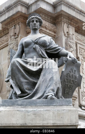 Statue von "Gerechtigkeit" am Fuße des El Ángel De La Independencia oder The Engel der Unabhängigkeit, Mexiko-Stadt, Distrito Federal Stockfoto