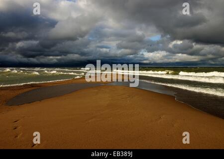 Sturm und dunkle Regenwolken über den südlichsten Punkt von Kanada auf See Erie, Point Pelee Nationalpark, Lake Erie Stockfoto