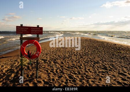 Rettungsring und Warnung auf Kanada unterzeichnen &#39; auf See Erie, Point Pelee Nationalpark, Lake Erie, Ontario Provinz südlichstem Punkt s Stockfoto