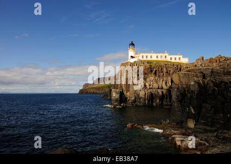 Leuchtturm am landschaftlich Punkt auf der steilen Basaltfelsen, Isle Of Skye, innere Hebriden, Schottland, Vereinigtes Königreich Stockfoto