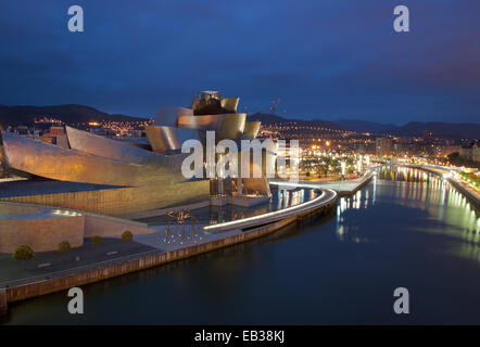 Ein Blick auf das Guggenheim Museum Bilbao und Fluss Nervion in der Nacht. Stockfoto