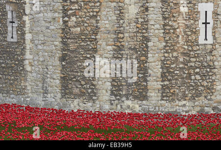 "Blut Mehrfrequenzdarstellung Länder" Installation von Keramik Mohnblumen Tower von London England Europa Stockfoto