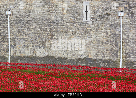 "Blut Mehrfrequenzdarstellung Länder" Installation von Keramik Mohnblumen Tower von London England Europa Stockfoto