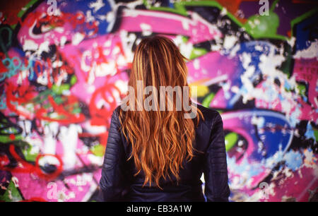 Frankreich, Rückansicht des jungen Frau vor bunten Wandgemälde Stockfoto