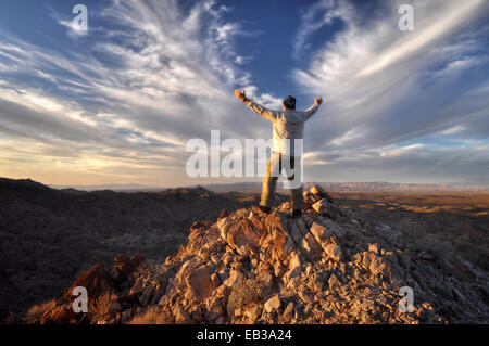 Windy Berg, Mann, die Arme auf Berggipfel, The Needles, Arizona, USA Stockfoto