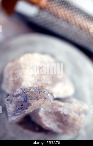 Nahaufnahme von Steinsalzkristalle mit Reibe im Hintergrund Stockfoto
