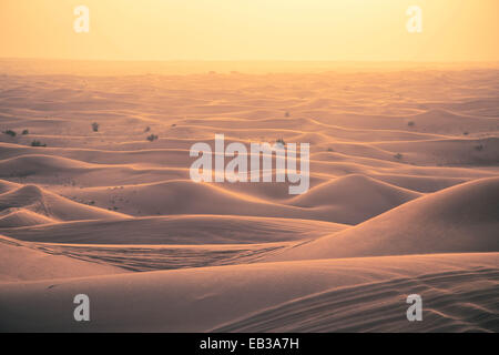 Sanddünen in der Wüste bei Sonnenuntergang, Dubai Stockfoto