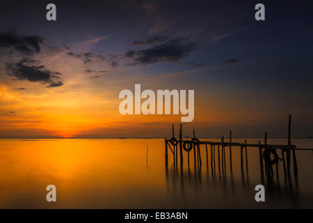 Indonesien, West-Java, Cirebon, traditionelle hölzerne Brücke Richtung Sonnenaufgang Stockfoto