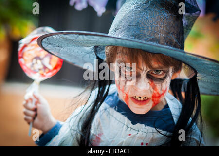 Porträt eines Jungen als Hexe für Halloween gekleidet Stockfoto