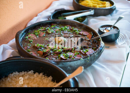 Schalen mit traditionellen Bohnen und Reis auf Buffettisch Stockfoto
