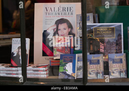 London, UK. 25. November 2014. Ehemalige französische erste Lady Valerie Trierweiler Signierstunde Hatchards, Piccadilly, London, UK 25.11.2014 Valerie Trierweiler kamen in großen Menschenmengen und Sicherheit heute unterzeichnen Exemplare ihres Buches "Danke für diesen Moment: eine von Liebe, macht und Verrat" in Hatchards Buchhandlung am Piccadilly, London, UK Credit: Clickpics/Alamy Live News Stockfoto