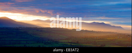 Blick auf den Sonnenuntergang in Richtung der MacGillycuddys Reeks vom in der Nähe von Killarney, Iveragh-Halbinsel, County Kerry, Irland. Stockfoto