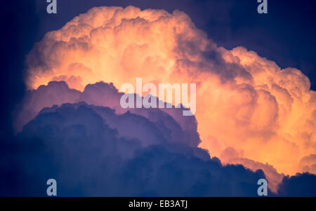 Gewitterwolken bilden am Himmel bei Sonnenuntergang Stockfoto
