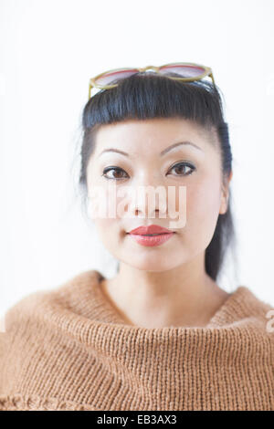 Porträt der Frau mit schwarzem Haar Stockfoto