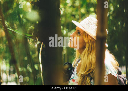 Frau im Wald mit Kamera, Fuengirola, Malaga, Spanien Stockfoto