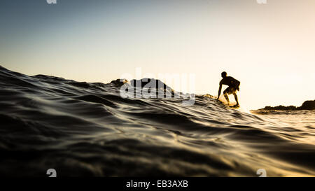 USA, California, Los Angeles County, Malibu, Surfer bei Sonnenuntergang Stockfoto