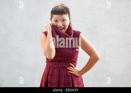 Frau im karierten Kleid Stockfoto