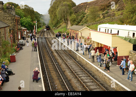 Eine belebte Szene am Bahnhof Goathland wie ein Zug nähert sich von Grosmont. Stockfoto