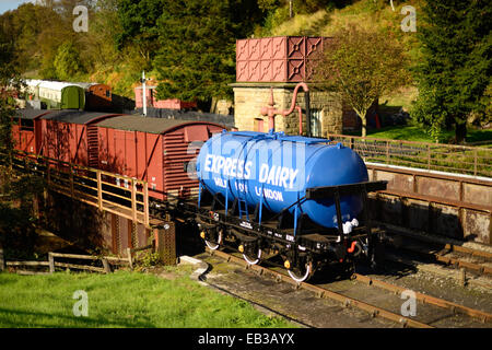 Vor kurzem restauriert Milch Tank stehend auf einem Abstellgleis in Goathland Station auf der North Yorkshire Moors Railway. Stockfoto