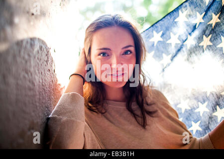 Kaukasische Frau, die amerikanische Flagge im freien Stockfoto