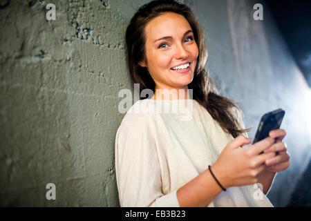 Kaukasische Frau mit Handy im tunnel Stockfoto