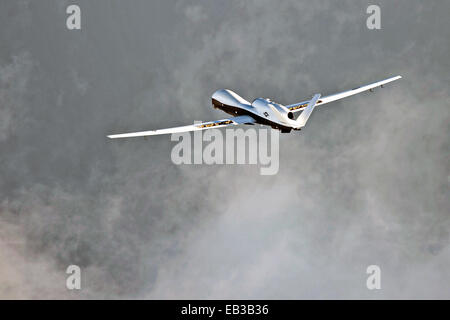 Ein US-Navy MQ - 4C Triton Unmanned Aircraft System nähert sich Naval Air Station Patuxent River um folgende erste Langlauf Flug 18. September 2014 in Patuxent River, Maryland zu landen. Stockfoto