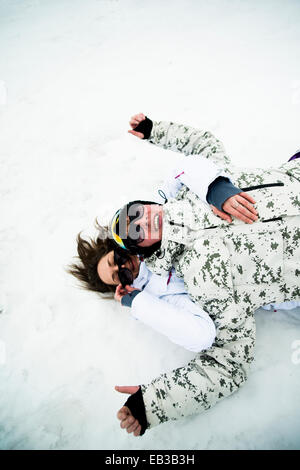 Kaukasische paar spielen im Schnee Stockfoto