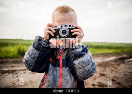 Kaukasische junge nehmen Foto im ländlichen Bereich Stockfoto