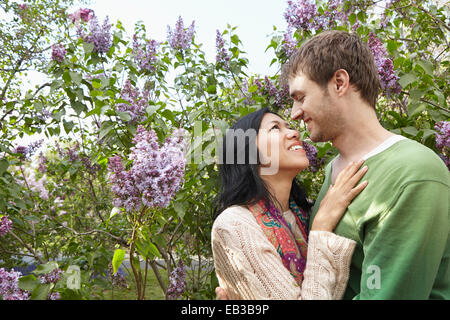 Lächelnde paar umarmt im park Stockfoto