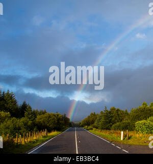 Germany/Deutschland, Regenbogen über Straße Stockfoto