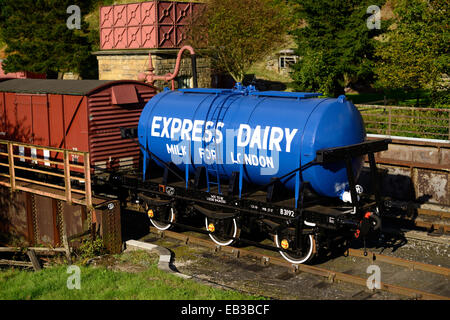 Vor kurzem restauriert Milch Tank stehend auf einem Abstellgleis in Goathland Station auf der North Yorkshire Moors Railway. Stockfoto