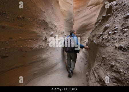 USA, California, Anza-Borrego Desert State Park, Wanderer zu Fuß durch Palm Canyon Slot Canyon Stockfoto