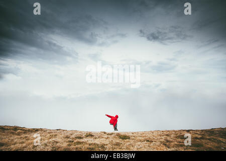 Mann springt in ländlicher Landschaft Stockfoto