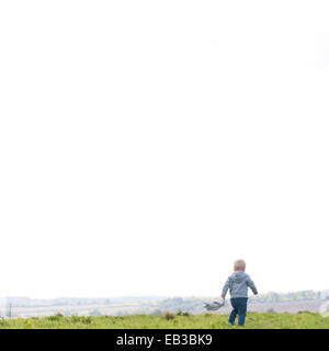 Rückansicht des jungen in Feld Stockfoto