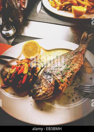 Gegrillter Fisch mit gebratenem Gemüse Stockfoto