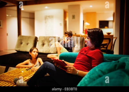 Familie gemeinsam im Wohnzimmer entspannen Stockfoto