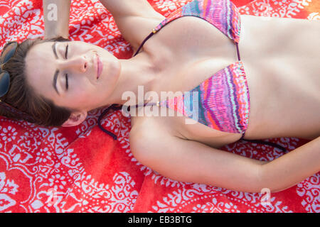 Kaukasische Frau am Strand Stockfoto