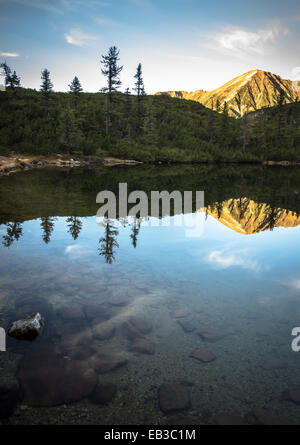 Bergreflexionen in einem Alpensee, Gastein, Salzburg, Österreich Stockfoto