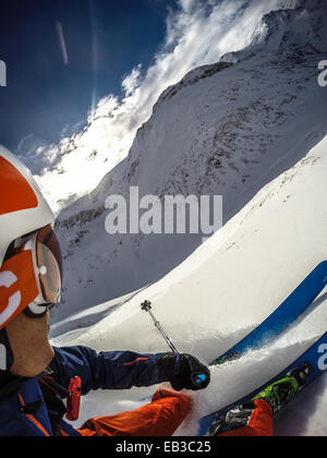 Man Downhill Powder Ski, Gastein, Salzburg, Österreich Stockfoto